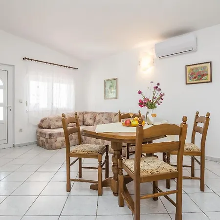 Apartment By The Sea - 20203 Vir