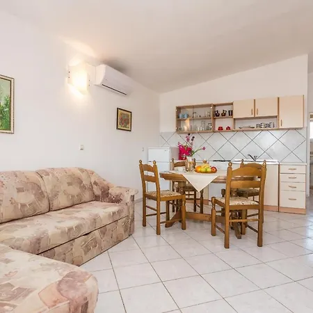 Apartment By The Sea - 20203